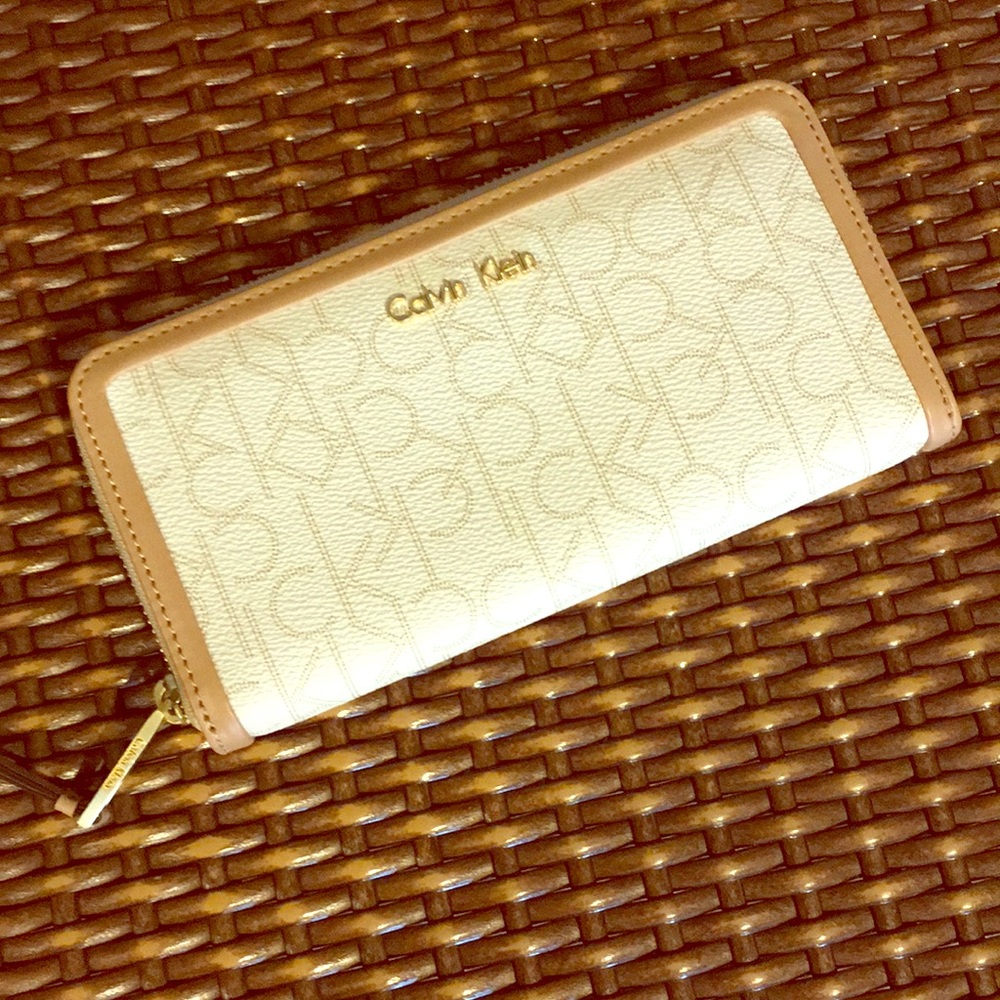 Calvin Klien White And Tan Clutch